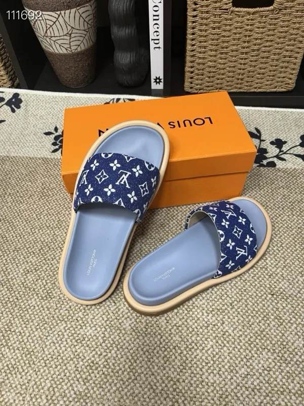 P320💰[New model] Long-term availability, 2025 new model, couple model [LOUlS VUlTTON] comes with drawer box, bag, card, invoice "Louis Vuitton ~ unique modern sandals. 》LV counter purchasing 🏃Men's and women's casual slippers, sold at the same time at the counter, the original old flower material upper is soft and comfortable, (refuses to discolor and rub the feet) sole: original factory special combination original sole, code number: 35--46 4 multiple colors 🉑️ to choose from